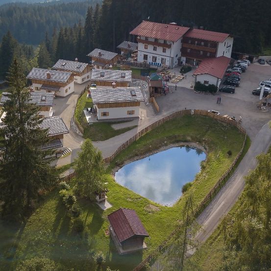Bild enthält, Outdoors, Building, Fir, Tree, Housing, Aerial View, Lake, Water, House, Car