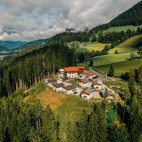 Bild enthält, Tree, Fir, Outdoors, Nature, Scenery, Building, Vegetation, Countryside, Woodland, Rural