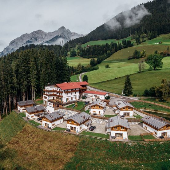 Bild enthält, Outdoors, Fir, Tree, Building, Nature, Countryside, Scenery, Rural, Village, Housing