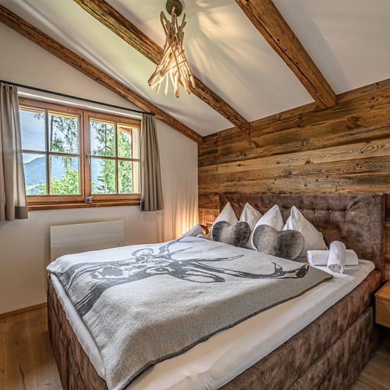 Bild enthält, Indoors, Interior Design, Hardwood, Wood, Stained Wood, Wood Panels, Bed, Furniture