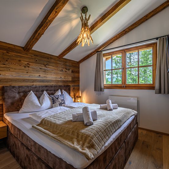 Bild enthält, Indoors, Interior Design, Hardwood, Wood, Wood Panels, Stained Wood, Bed, Flooring, Housing, Monitor