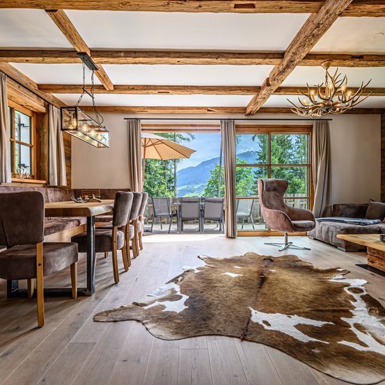 Bild enthält, Interior Design, Wood, Home Decor, Hardwood, Floor, Flooring, Table, Living Room, Chandelier, Dining Room