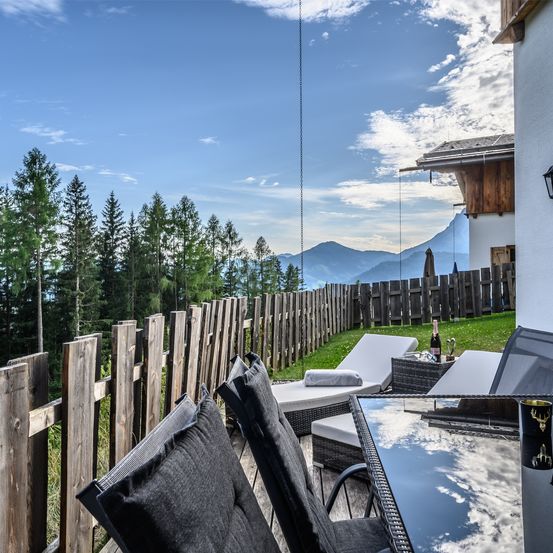 Bild enthält, Tree, Fir, Outdoors, Shelter, Nature, Scenery, Yard, Chair, Wood, Backyard