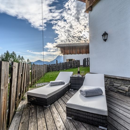 Bild enthält, Interior Design, Backyard, Nature, Outdoors, Yard, Wood, Couch, Bed, Person, Chair