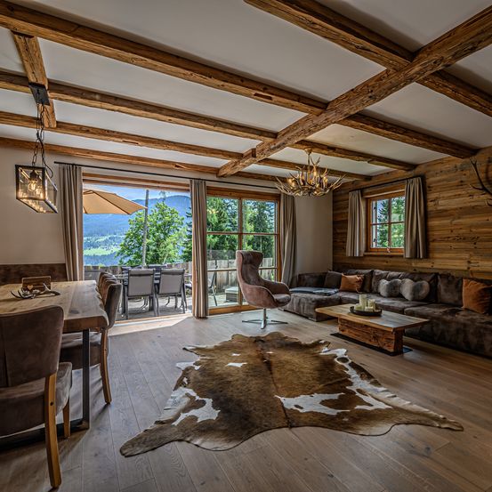 Bild enthält, Interior Design, Wood, Living Room, Home Decor, Hardwood, Floor, Flooring, Chair, Table, Couch