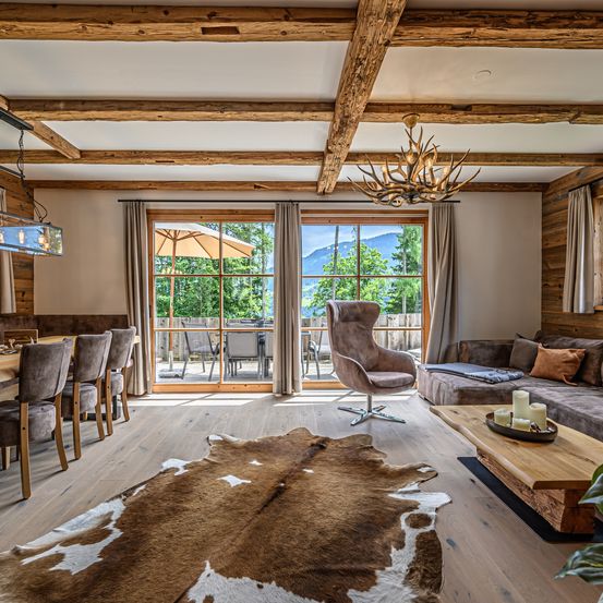 Bild enthält, Interior Design, Home Decor, Wood, Furniture, Living Room, Hardwood, French Window, Window, Table, Chandelier