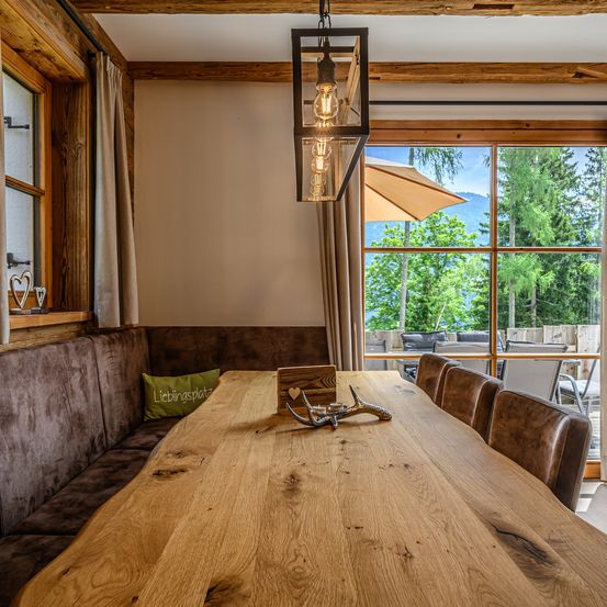 Bild enthält, Indoors, Interior Design, Wood, Hardwood, Table, Tabletop, Stained Wood, Window, Dining Table, Wood Panels