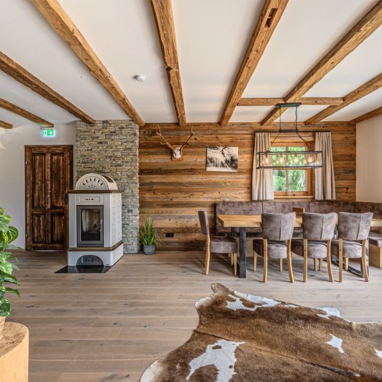 Bild enthält, Indoors, Interior Design, Wood, Wood Panels, Hardwood, Plant, Chair, Furniture, Stained Wood