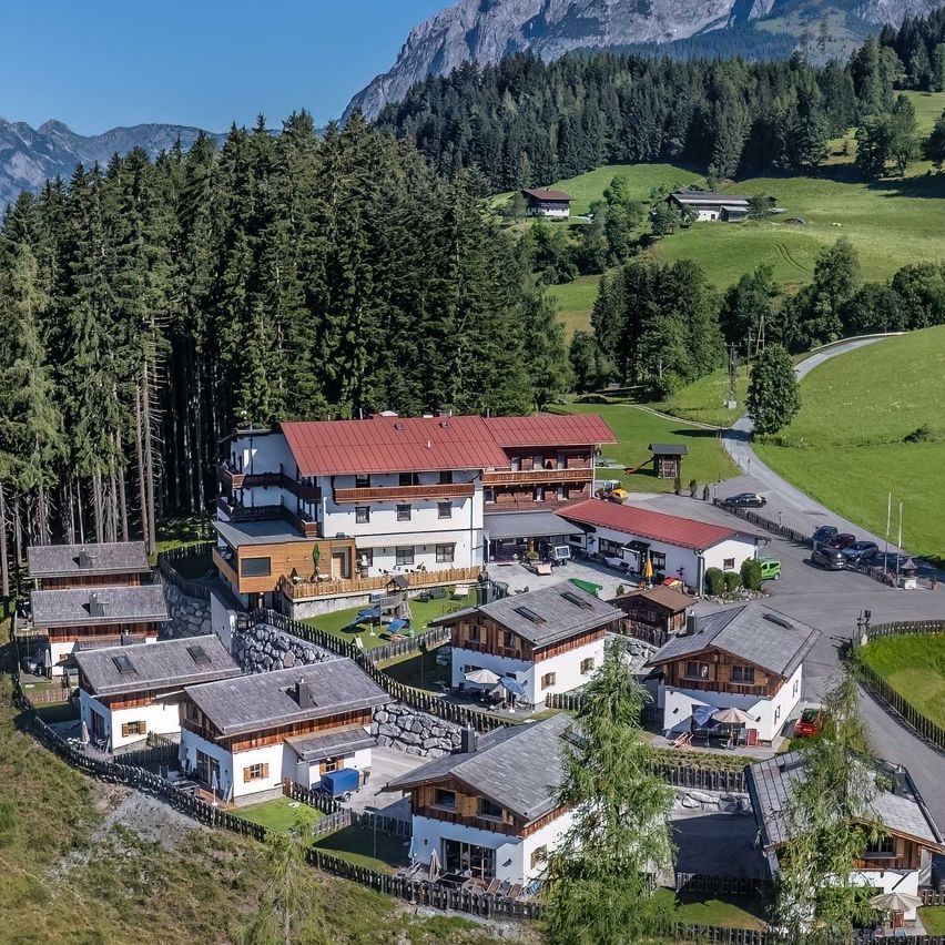 Bild enthält, Outdoors, Nature, Building, Tree, Scenery, Countryside, Fir, Rural, Village, Aerial View