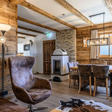 Bild enthält, Indoors, Interior Design, Wood, Wood Panels, Hardwood, Stained Wood