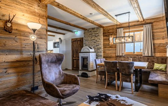 Bild enthält, Indoors, Interior Design, Wood, Wood Panels, Hardwood, Stained Wood