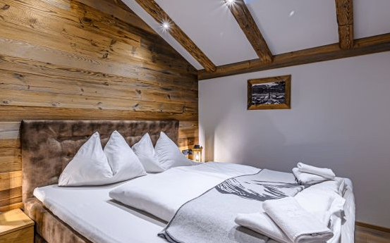 Bild enthält, Indoors, Interior Design, Wood, Hardwood, Stained Wood, Wood Panels