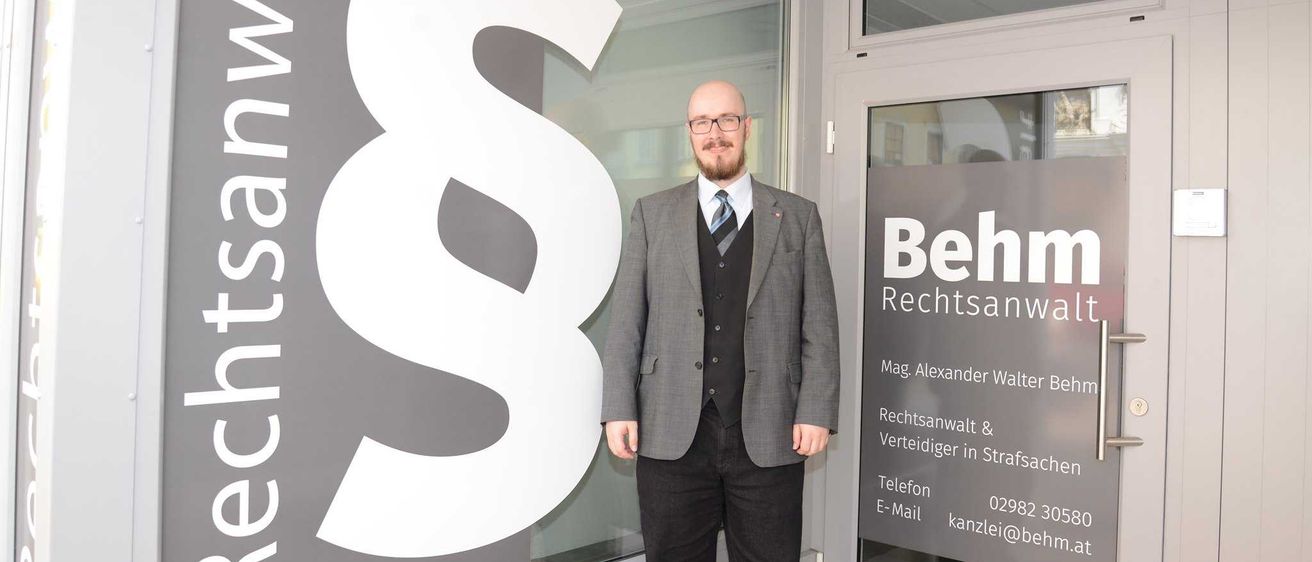 Bild enthält, Coat, Blazer, Jacket, Adult, Male, Man, Person, Formal Wear, Tie, Door