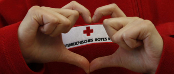 Bild enthält, Logo, Symbol, First Aid, Red Cross, Baby, Person