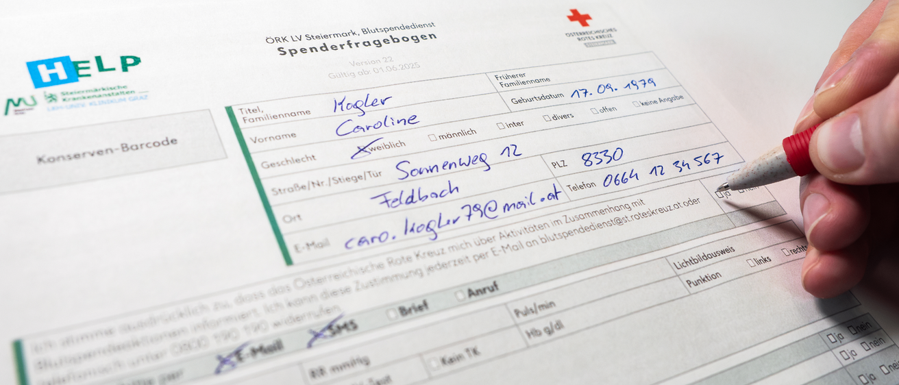 Ein österreichischer Blutspendebogen, gültig bis Juni 2025, mit handschriftlichen Angaben wie Name, Geschlecht und Kontaktdaten. Der Bogen enthält einen Einwilligungsabschnitt und persönliche Daten wie Adresse und E-Mail.