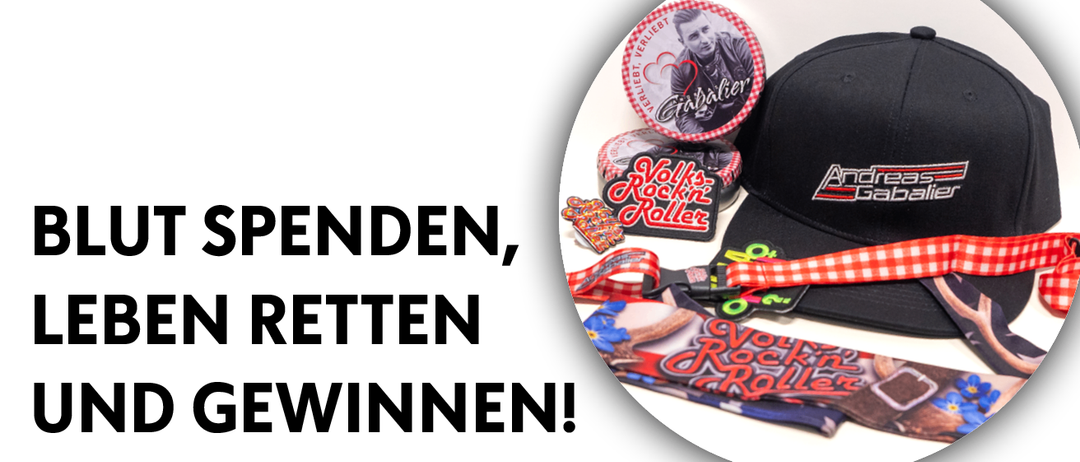 Ein Plakat mit dem Gesicht eines Mannes und verschiedenen Merchandise-Artikeln wie einer Mütze, einem Lanyard und Aufklebern. Der Text 'Spenden, retten, gewinnen!' steht in fetten Buchstaben.