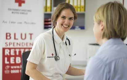 Bild enthält, Patient, Person, Clinic, Head, Adult, Female, Woman, Shirt