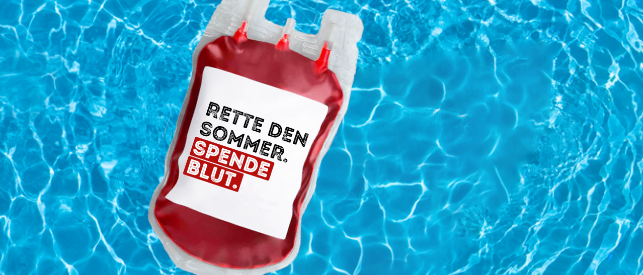 Ein Blutspendebeutel mit dem Text 'Rette den Sommer, spende Blut' schwimmt in einem Pool. Der Beutel ist rot mit einem weißen Etikett.