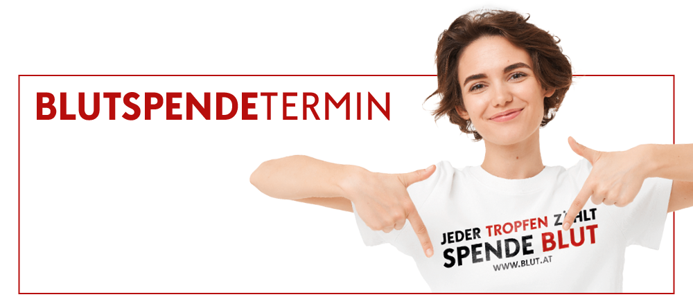 Eine lächelnde Frau zeigt auf ein weißes T-Shirt mit 'Jeder Tropfen Zahlt Spende Blut' und einer Website. 'UTSPENDETERMINI' steht darüber.