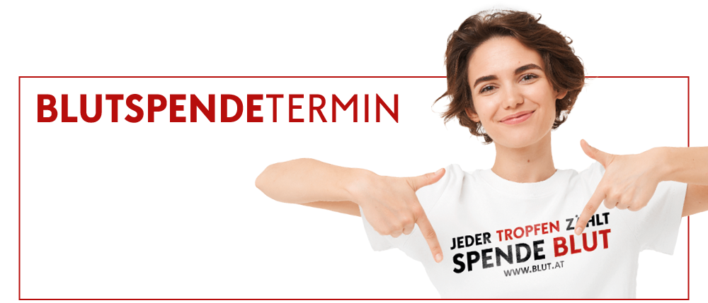 Eine lächelnde Frau trägt ein weißes T-Shirt mit dem Text 'Jeder Tropfen Zahlt Spende Blut' und zeigt auf das Shirt. Der Hintergrund ist weiß mit rotem Text.