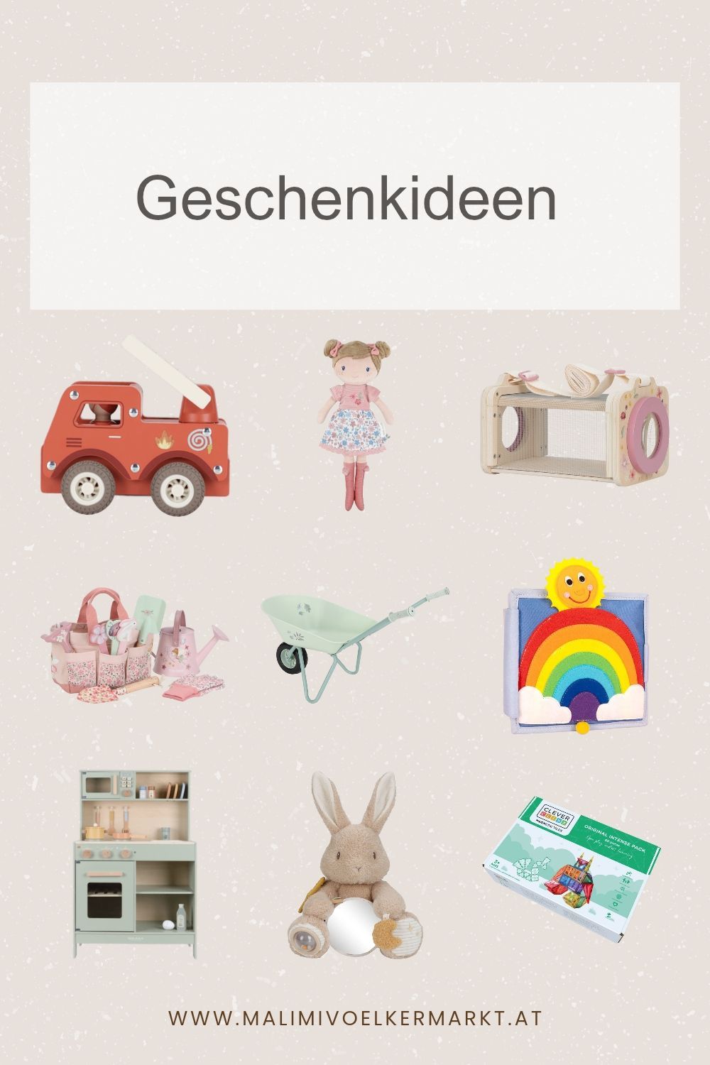 Das Bild zeigt eine Sammlung von Kinderspielzeug, das auf einem hellen Hintergrund angeordnet ist. Es gibt einen Feuerwehrwagen, eine Puppe, ein Spielzeughaus, eine Schubkarre, eine Spielzeugtasche, eine Gießkanne, eine Spielzeugküche, einen Spielzeughasen und eine Regenbogentafel. Jedes Spielzeug ist farbenfroh und für das Spielen von Kindern konzipiert.
