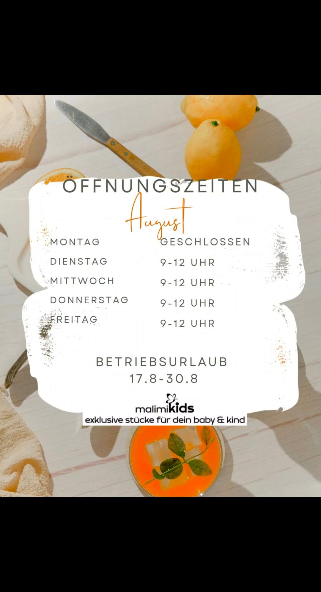 Eine weiße Karte mit einem handgeschriebenen August darauf. Darunter sind die Öffnungszeiten für jeden Wochentag aufgeführt, und der Laden ist montags geschlossen. Der Laden hat von Dienstag bis Freitag von 9-12 Uhr geöffnet. Der Laden ist vom 17. August bis 30. August geschlossen.