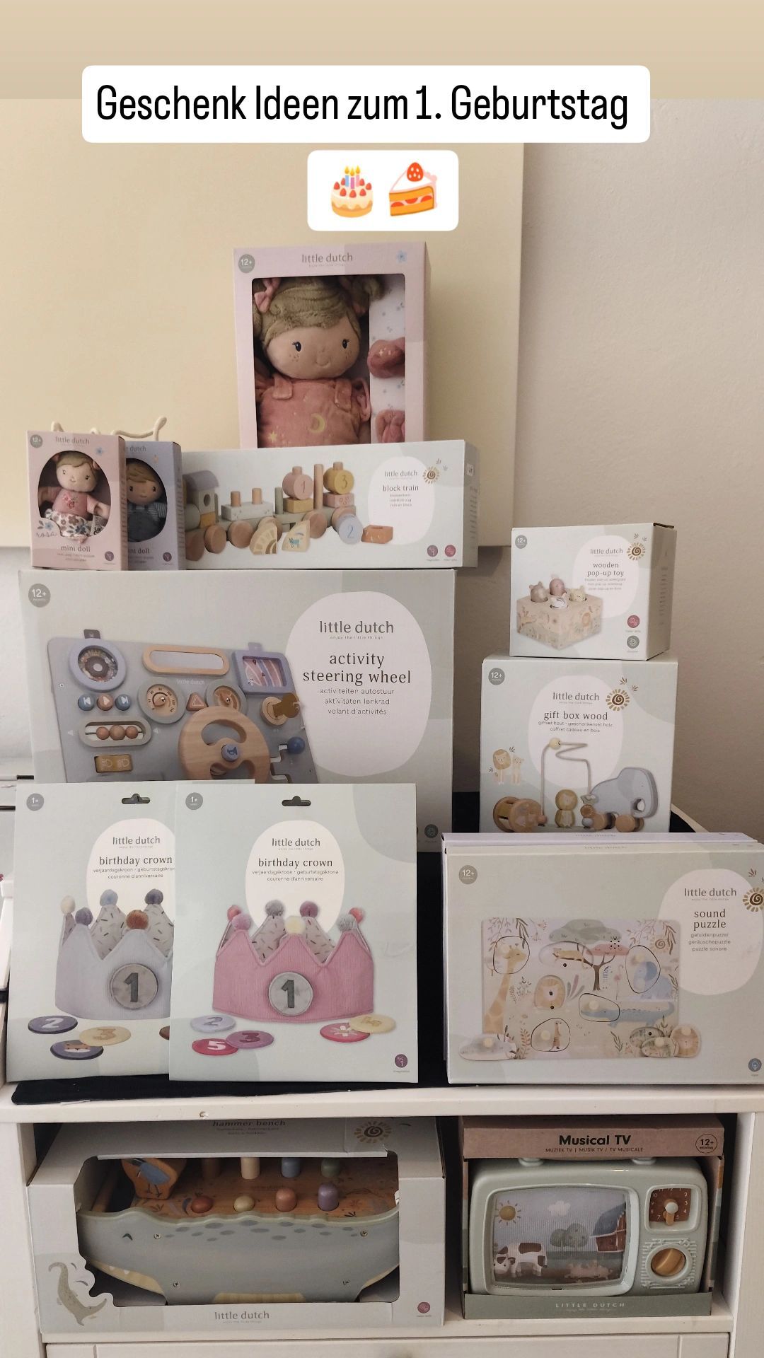 Eine Sammlung von Little Dutch Spielzeugen, die auf einem weißen Hintergrund ausgestellt sind, einschließlich eines Lenkrads, einer Geburtstagskrone und einer Geschenkbox.
