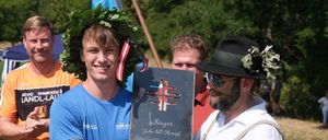 Bild enthält, Shorts, T-Shirt, Hat, Adult, Male, Man, Person, Shoe, Baseball Cap, People