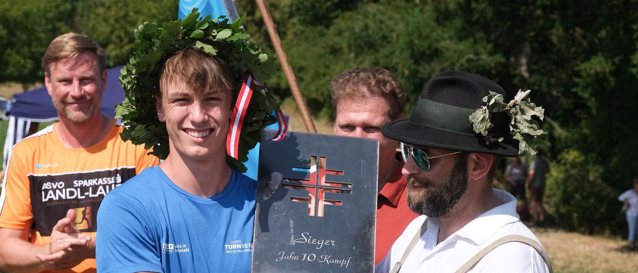 Bild enthält, Shorts, T-Shirt, Hat, Adult, Male, Man, Person, Shoe, Baseball Cap, People