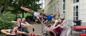 Bild enthält, People, Person, Neighborhood, Dancing, Grass, Plant, City, Urban, Shoe, Face