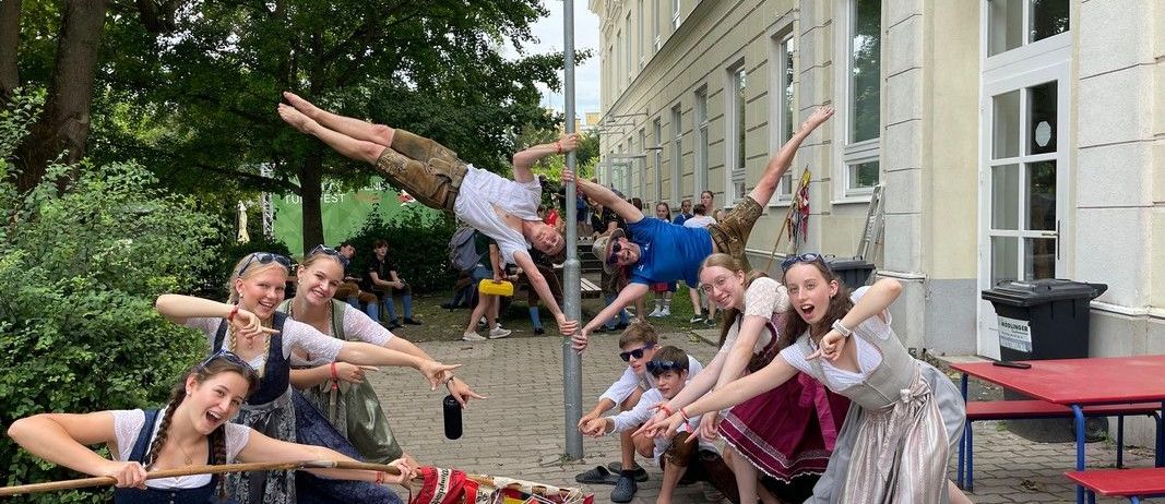 Bild enthält, People, Person, Neighborhood, Dancing, Grass, Plant, City, Urban, Shoe, Face