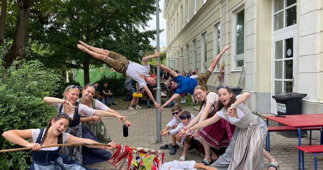 Bild enthält, People, Person, Neighborhood, Dancing, Grass, Plant, City, Urban, Shoe, Face