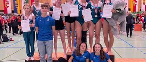 Bild enthält, People, Person, Floor, Adult, Male, Man, Female, Woman, Girl, Teen