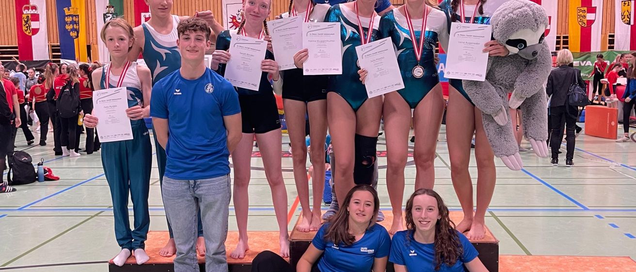 Bild enthält, People, Person, Floor, Adult, Male, Man, Female, Woman, Girl, Teen