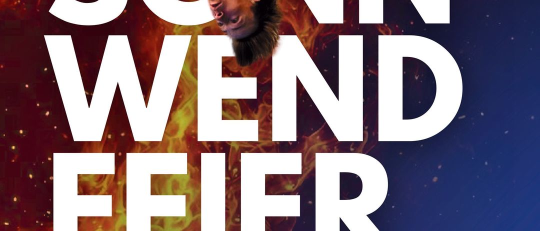 Plakat für die Sonnenwendfeier-Veranstaltung mit einem Mann in einem blauen Shirt, der einen Handstand macht. Das Plakat zeigt die Veranstaltungszeit, 18:00, und den Ort, Bad Schallerbach.