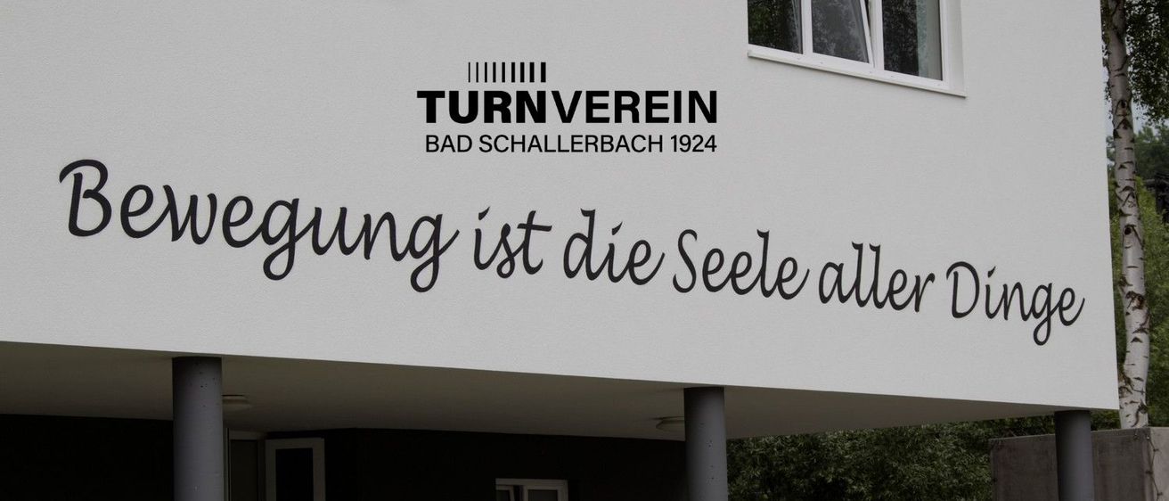 Bild enthält, Adult, Female, Person, Woman, Car, Building, Face, Head, Wheel, Text