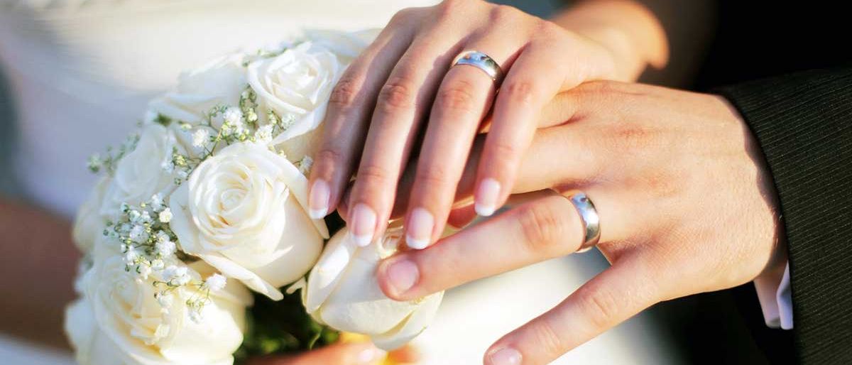 Bild enthält, Flower, Rose, Flower Arrangement, Flower Bouquet, Finger, Hand, Accessories, Jewelry, Ring, Wedding Gown