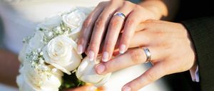 Bild enthält, Flower, Rose, Flower Arrangement, Flower Bouquet, Finger, Hand, Accessories, Jewelry, Ring, Wedding Gown