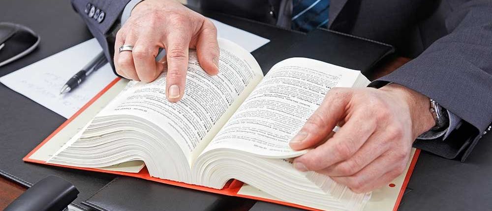 Bild enthält, Text, Book, Publication, Accessories, Wallet, Formal Wear, Tie