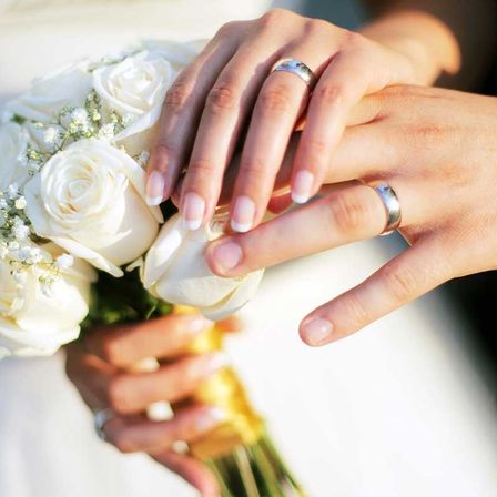 Bild enthält, Flower, Rose, Flower Arrangement, Flower Bouquet, Finger, Hand, Accessories, Jewelry, Ring, Wedding Gown