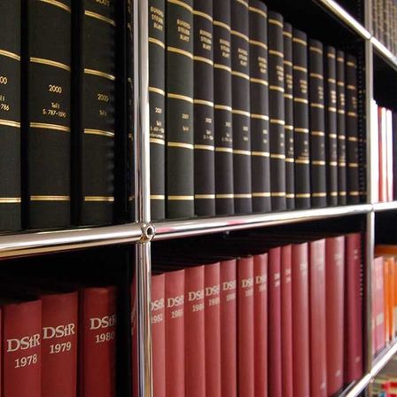 Bild enthält, Book, Indoors, Library, Publication, Shelf, Furniture, Bookcase