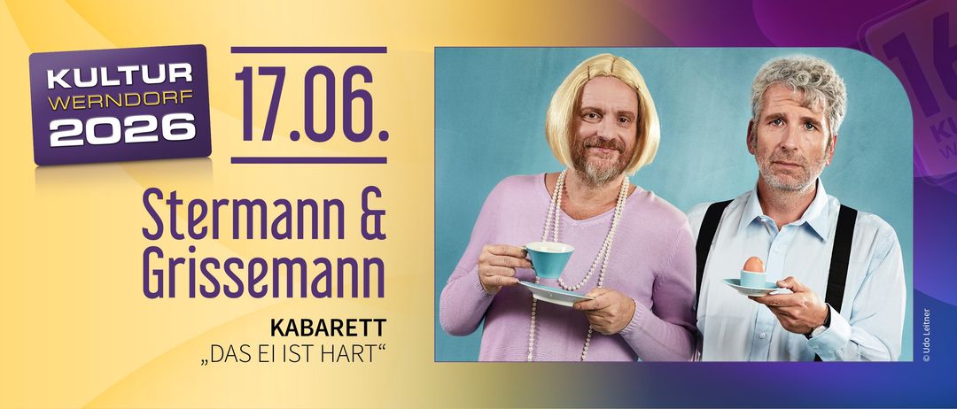 Ein Mann in einem rosa Pullover und blonder Perücke hält eine Teetasse. Der Text lautet '7.06. Mann & Mann Kabarett ist hart.'