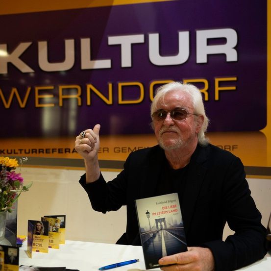 Bild enthält, Flower, Flower Arrangement, Flower Bouquet, Finger, Person, Potted Plant, Adult, Male, Man, Glass