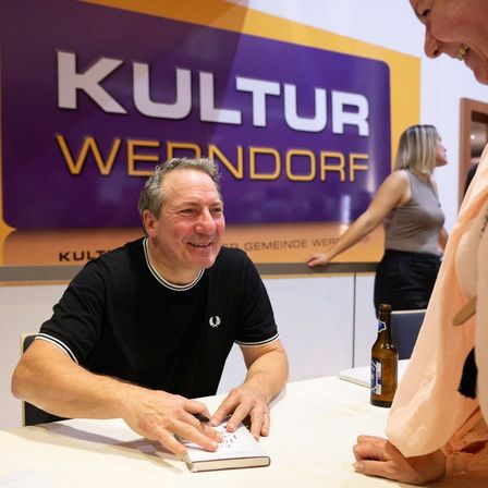 Bild enthält, Adult, Male, Man, Person, Female, Woman, Table, Face, Plywood, Pen