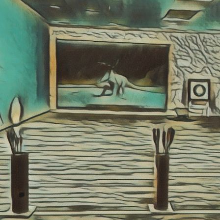 Ein abstraktes Gemälde zeigt einen leeren Raum mit blauen Wänden und einer steinartigen Wand. In der Mitte befindet sich ein Känguru, möglicherweise in einer Glasvitrine. Zwei zylindrische Vasen mit Pflanzen stehen auf dem Boden.