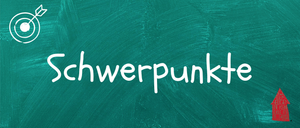 Das Wort 'schwerpunkt' ist in weiß auf einem grünen Tafelhintergrund geschrieben. Die Buchstaben sind groß und fett, was die Betonung des Begriffs nahelegt.