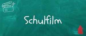 Das Wort Schulfilm ist in Weiß auf einer grünen Tafel geschrieben. Der Text ist zentriert und groß, mit einem Pinselstricheffekt im Hintergrund.
