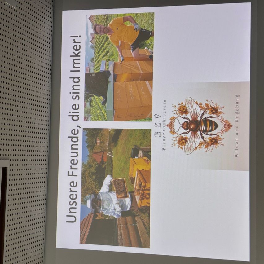 Eine Folie zeigt Imker bei der Arbeit, mit dem Text 'Unsere Freunde, die sind Imkerl' und einer Bienenillustration. Bilder zeigen einen Imker mit einem Bienenstock, einen weiteren Imker und eine Biene mit floralen Elementen.