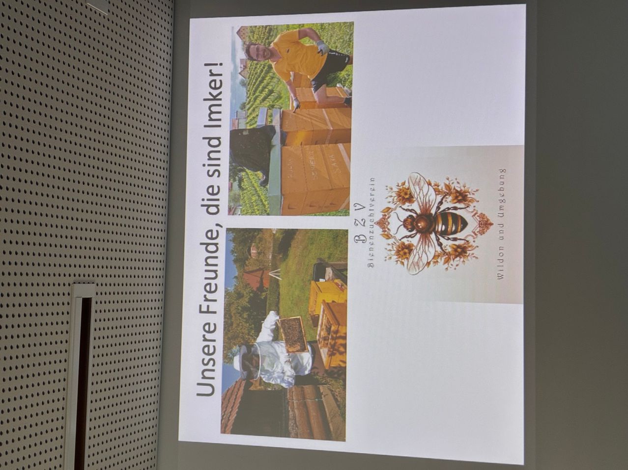 Eine Folie zeigt Imker bei der Arbeit, mit dem Text 'Unsere Freunde, die sind Imkerl' und einer Bienenillustration. Bilder zeigen einen Imker mit einem Bienenstock, einen weiteren Imker und eine Biene mit floralen Elementen.