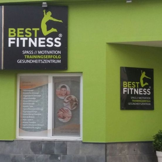 Bild enthält, Advertisement, Poster, Architecture, Building, Person, Plant